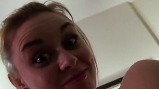 想要的贵妇人，全程露脸妩媚风骚诱人直播大秀，听狼友指挥漏出骚奶子揉捏，掰开骚穴看特写，逼逼水嫩丝滑