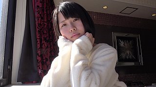 卡哇伊呆萌美少女！娇小身材贫乳！跳蛋震嫩穴，爽的流出白浆，跪在椅子翘屁股，特写嫩穴好想被操